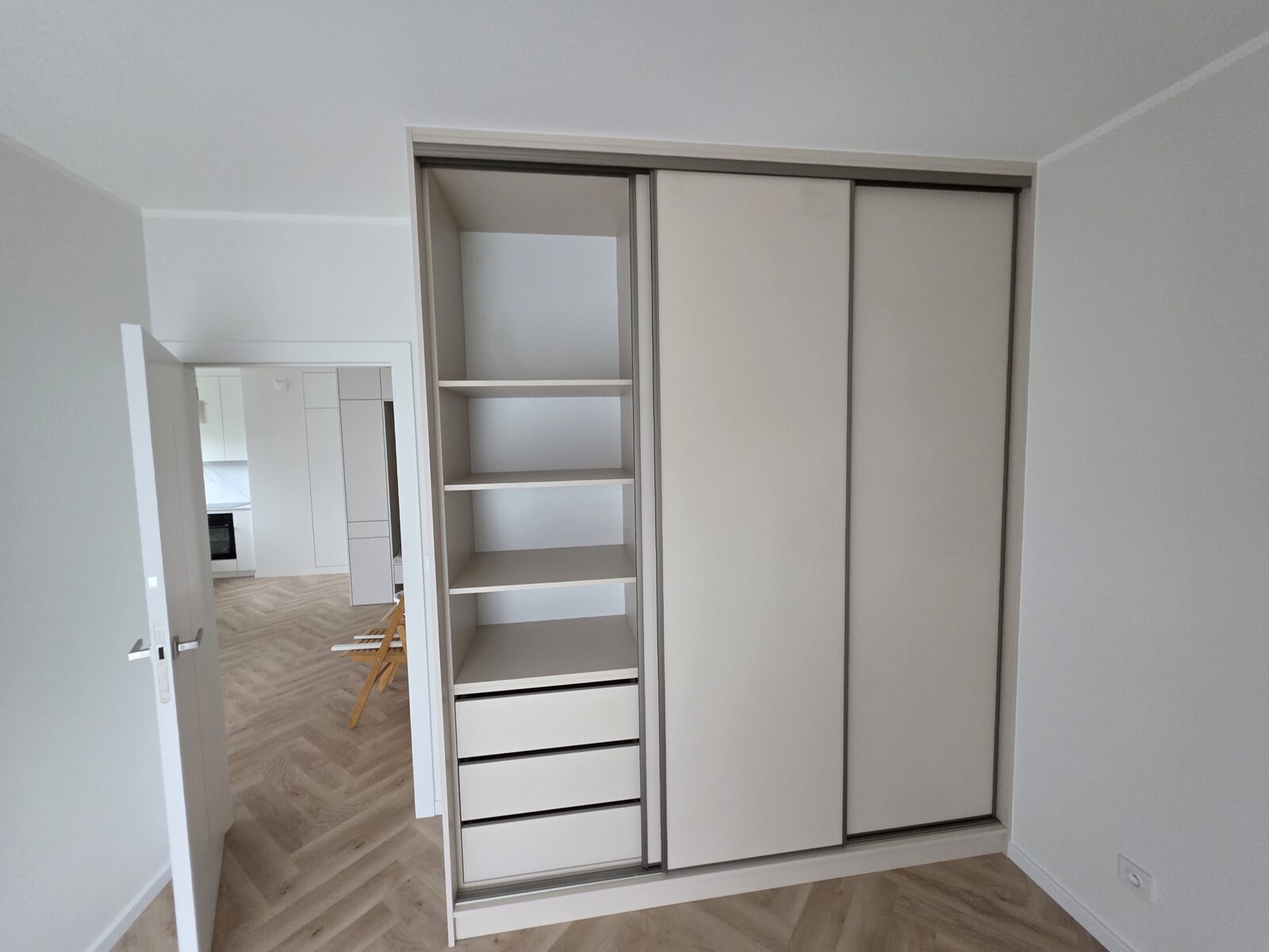 Szafa przesuwna na wymiar w Warszawie z otwartą garderobą i półkami